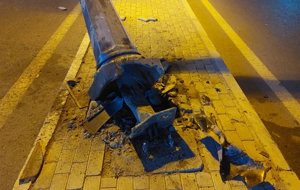 Bakıda avtomobil işıq dirəyini aşırıb - FOTO