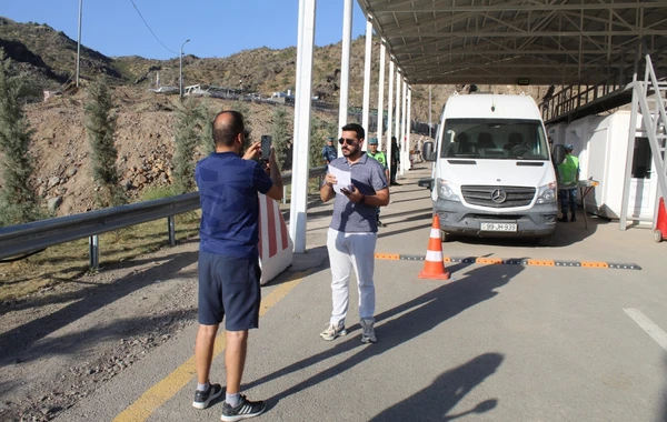 Türkiyəli jurnalistlər Laçın buraxılış məntəqəsindən ermənilərin “humanitar” şousunu izləyiblər - FOTO