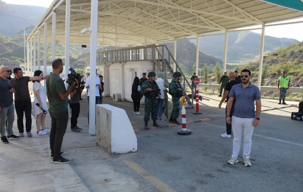 Türkiyəli jurnalistlər Laçın buraxılış məntəqəsindən ermənilərin “humanitar” şousunu izləyiblər - FOTO
