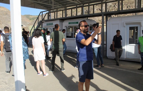 Türkiyəli jurnalistlər Laçın buraxılış məntəqəsindən ermənilərin “humanitar” şousunu izləyiblər - FOTO