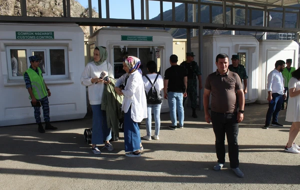 Türkiyəli jurnalistlər Laçın buraxılış məntəqəsindən ermənilərin “humanitar” şousunu izləyiblər - FOTO