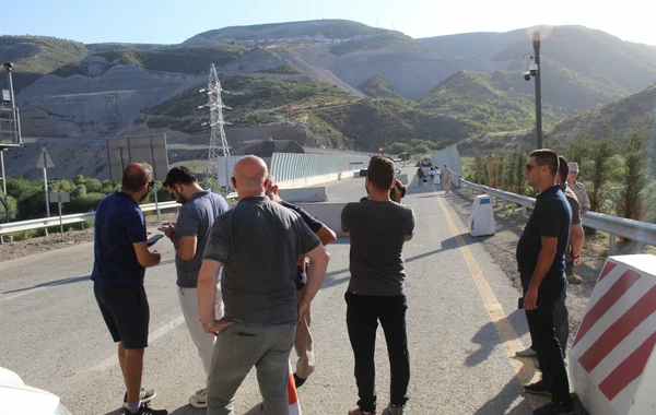 Türkiyəli jurnalistlər Laçın buraxılış məntəqəsindən ermənilərin “humanitar” şousunu izləyiblər - FOTO