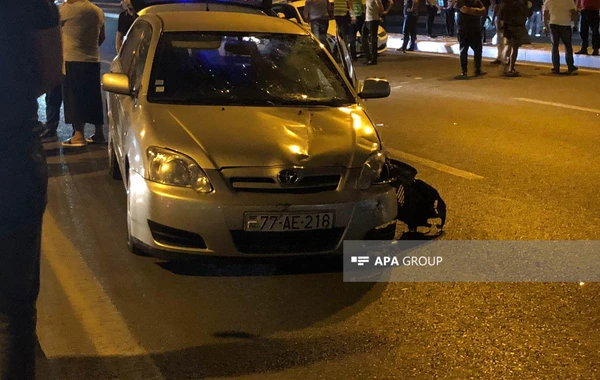 Bakıda sürücü yolu keçən polisi vurub, DYP avtomobilinə çırpılıb - FOTO