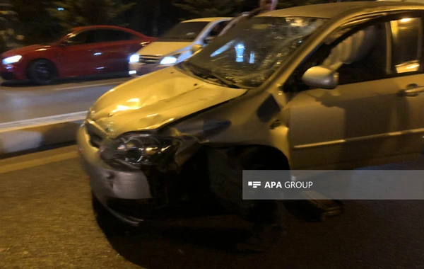 Bakıda sürücü yolu keçən polisi vurub, DYP avtomobilinə çırpılıb - FOTO