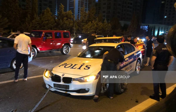 Bakıda sürücü yolu keçən polisi vurub, DYP avtomobilinə çırpılıb - FOTO