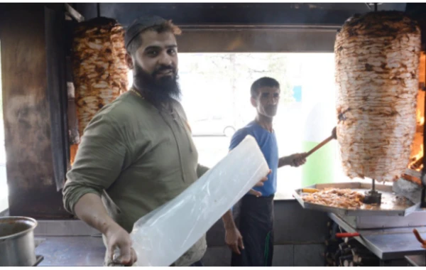 Bu dönər ustaları bellərində buz parçası ilə işləyirlər - SƏBƏB... - FOTO