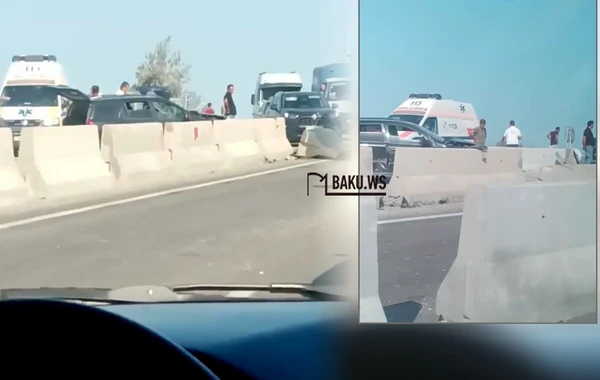 Quba-Xaçmaz yolunda avtomobil beton arakəsməyə çırpıldı - VİDEO