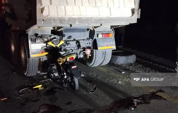 Azərbaycanda qəza zamanı motoskletçi ölüb - FOTO