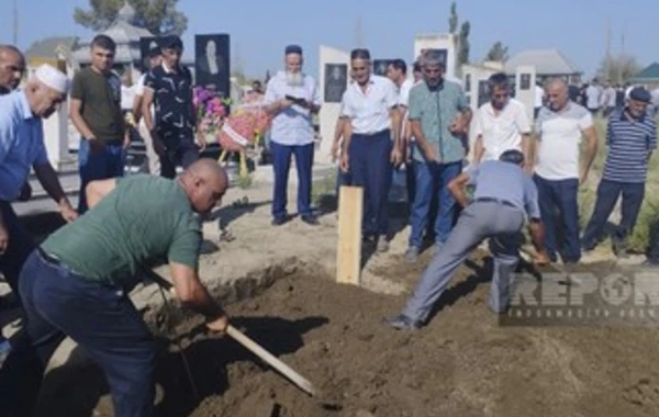 Ukraynada qətlə yetirilən azərbaycanlıların nəşləri vətənə gətirilərək dəfn edilib - FOTO