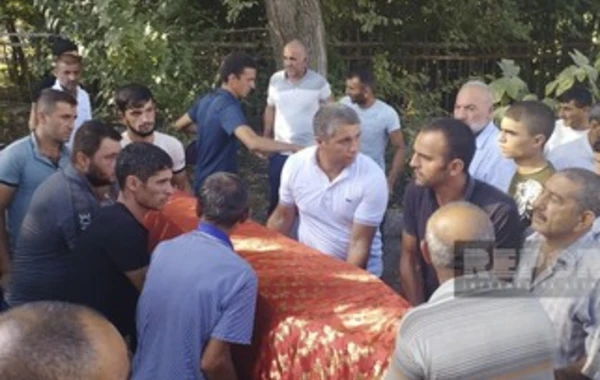 Ukraynada qətlə yetirilən azərbaycanlıların nəşləri vətənə gətirilərək dəfn edilib - FOTO