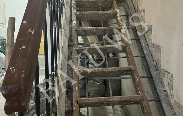 Bakıda bu binada mənzilə qalxmaq üçün qanad lazımdır - Pilləkənləri söküblər, lift də işləmir - FOTO