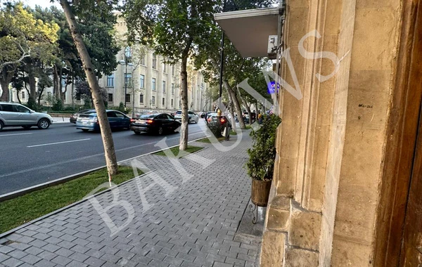 Bakıda bu binada mənzilə qalxmaq üçün qanad lazımdır - Pilləkənləri söküblər, lift də işləmir - FOTO