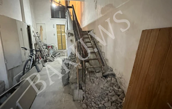 Bakıda bu binada mənzilə qalxmaq üçün qanad lazımdır - Pilləkənləri söküblər, lift də işləmir - FOTO
