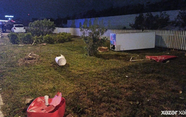 Sumqayıtda maşın mağazaya çırpılıb - FOTO