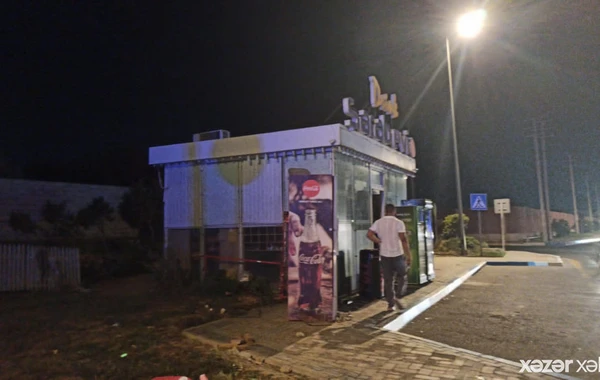 Sumqayıtda maşın mağazaya çırpılıb - FOTO