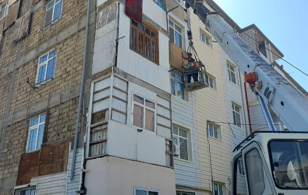 Nazirlik yaşayış binasının fasadında yanar üzlüyün sökülməsi təmin edib - FOTO