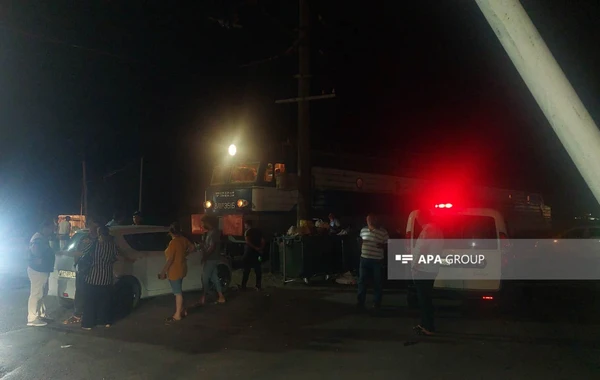 Bakıda avtomobil qatarla toqquşub - FOTO
