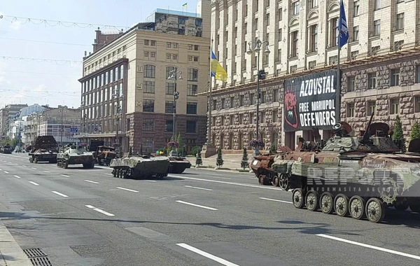 Kiyevdə müharibədə məhv edilən Rusiya hərbi texnikalarının paradı keçirilir - FOTOREPORTAJ