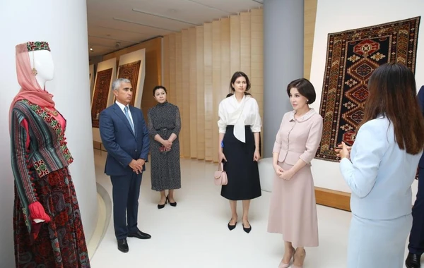 Özbəkistan Prezidentinin xanımı Heydər Əliyev Mərkəzi ilə tanış olub - FOTO