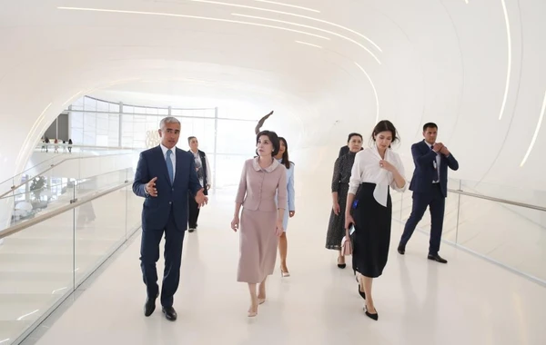 Özbəkistan Prezidentinin xanımı Heydər Əliyev Mərkəzi ilə tanış olub - FOTO