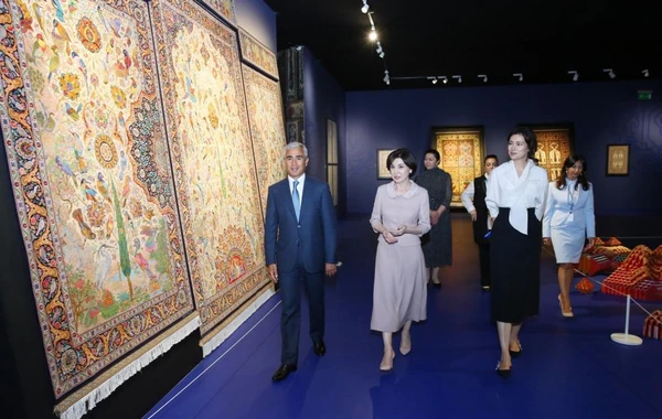 Özbəkistan Prezidentinin xanımı Heydər Əliyev Mərkəzi ilə tanış olub - FOTO