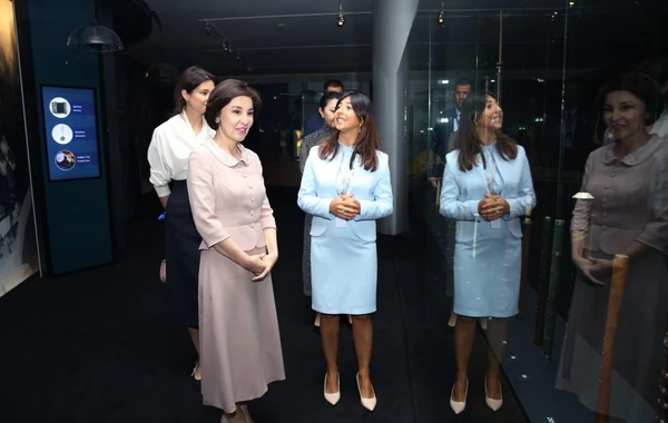 Özbəkistan Prezidentinin xanımı Heydər Əliyev Mərkəzi ilə tanış olub - FOTO