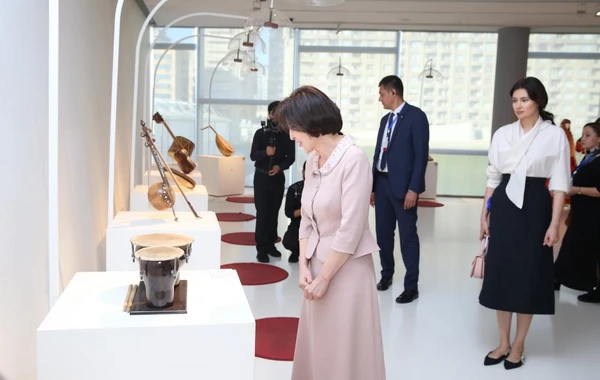 Özbəkistan Prezidentinin xanımı Heydər Əliyev Mərkəzi ilə tanış olub - FOTO