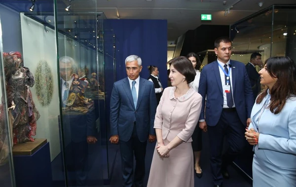 Özbəkistan Prezidentinin xanımı Heydər Əliyev Mərkəzi ilə tanış olub - FOTO