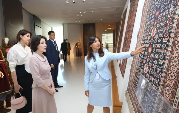 Özbəkistan Prezidentinin xanımı Heydər Əliyev Mərkəzi ilə tanış olub - FOTO