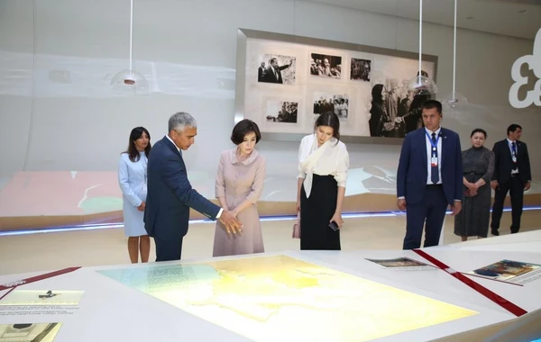 Özbəkistan Prezidentinin xanımı Heydər Əliyev Mərkəzi ilə tanış olub - FOTO
