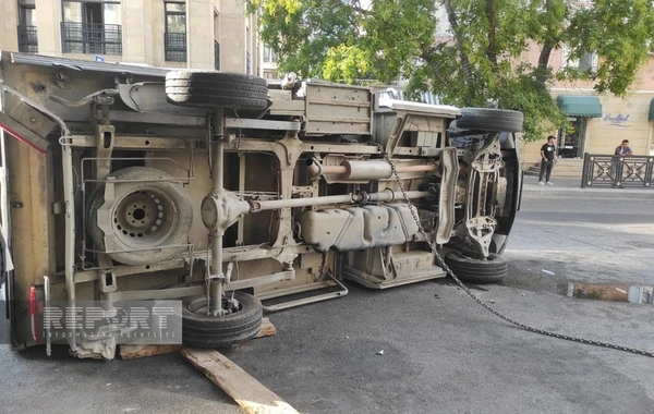 Bakıda "Prius" yük maşını ilə toqquşdu: “Mercedes” zərbənin təsirindən aşdı - FOTO