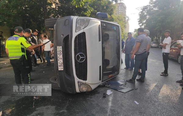 Bakıda "Prius" yük maşını ilə toqquşdu: “Mercedes” zərbənin təsirindən aşdı - FOTO