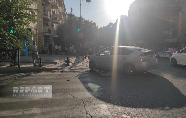 Bakıda "Prius" yük maşını ilə toqquşdu: “Mercedes” zərbənin təsirindən aşdı - FOTO
