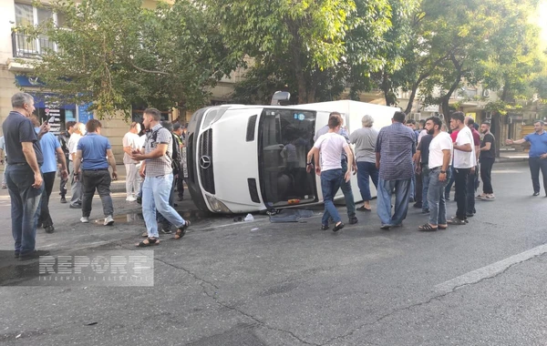 Bakıda "Prius" yük maşını ilə toqquşdu: “Mercedes” zərbənin təsirindən aşdı - FOTO