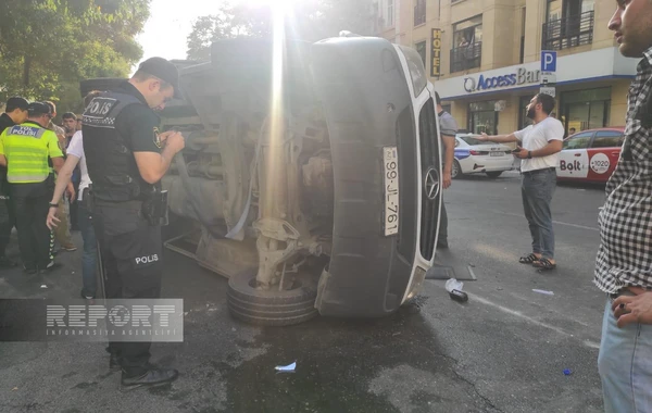 Bakıda "Prius" yük maşını ilə toqquşdu: “Mercedes” zərbənin təsirindən aşdı - FOTO