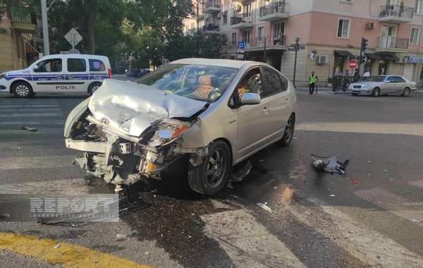 Bakıda "Prius" yük maşını ilə toqquşdu: “Mercedes” zərbənin təsirindən aşdı - FOTO