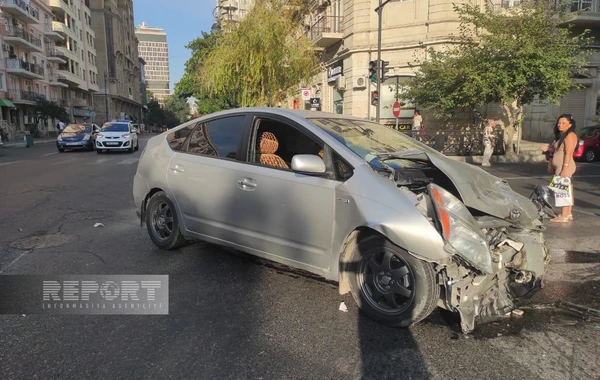 Bakıda "Prius" yük maşını ilə toqquşdu: “Mercedes” zərbənin təsirindən aşdı - FOTO
