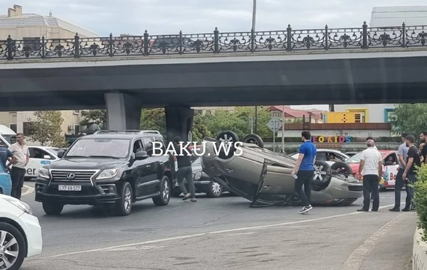 Bakıda qəza - "Prius"çevrilərək aşdı - FOTO/VİDEO