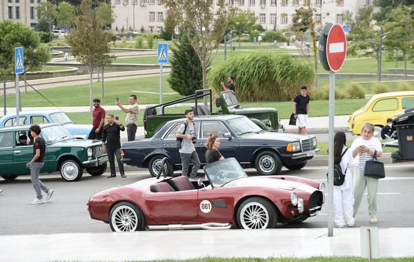 Bakıda klassik avtomobillərin sərgisi keçirilib - FOTO