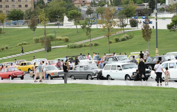 Bakıda klassik avtomobillərin sərgisi keçirilib - FOTO