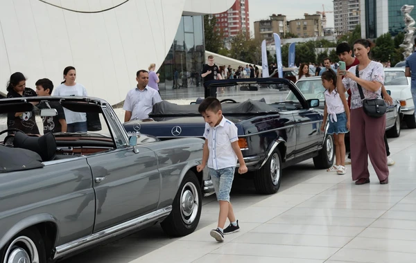 Bakıda klassik avtomobillərin sərgisi keçirilib - FOTO