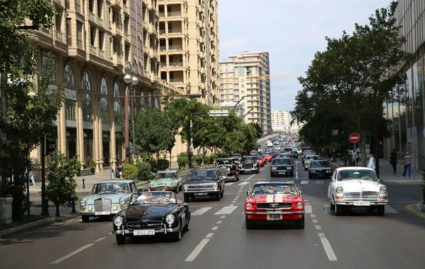 Состоялись парад и выставка ретро-автомобилей в Баку - ФОТО/ВИДЕО