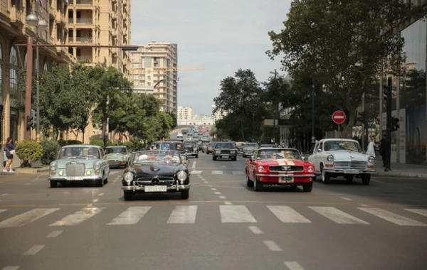 Состоялись парад и выставка ретро-автомобилей в Баку - ФОТО/ВИДЕО