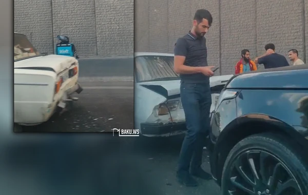 Bakıda Range Roverin iştirakı ilə zəncirvari qəza olub - VİDEO