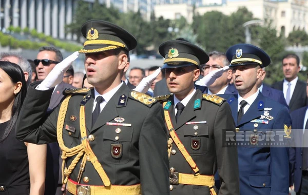 ​Zəfər Günü münasibəti ilə Bakıdakı Türk şəhidliyi abidəsi ziyarət olunub - FOTO