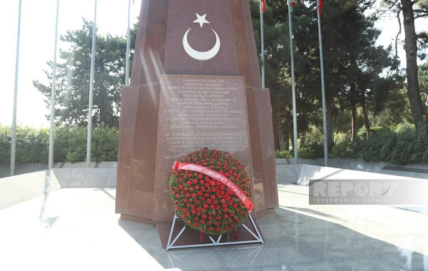 ​Zəfər Günü münasibəti ilə Bakıdakı Türk şəhidliyi abidəsi ziyarət olunub - FOTO