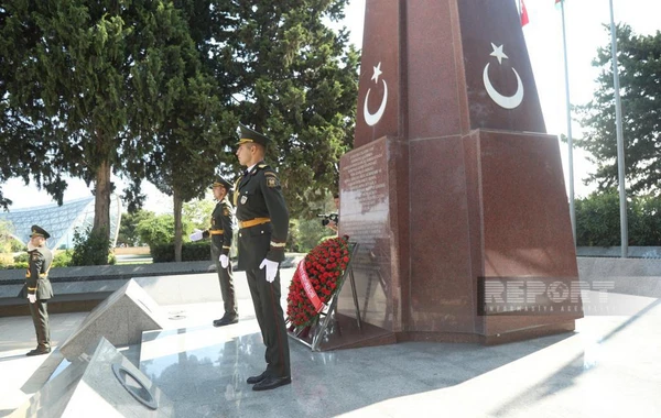 ​Zəfər Günü münasibəti ilə Bakıdakı Türk şəhidliyi abidəsi ziyarət olunub - FOTO