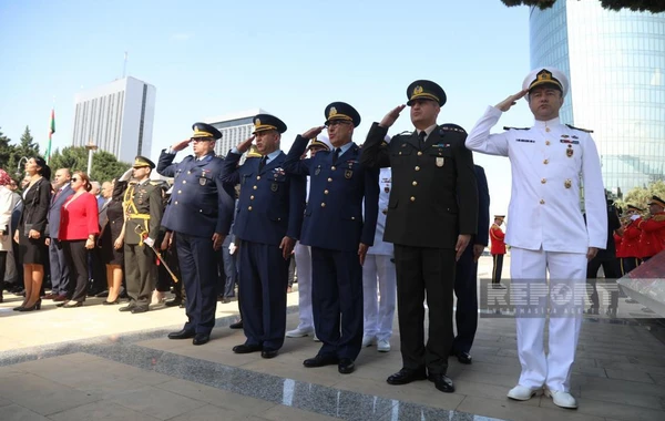 ​Zəfər Günü münasibəti ilə Bakıdakı Türk şəhidliyi abidəsi ziyarət olunub - FOTO