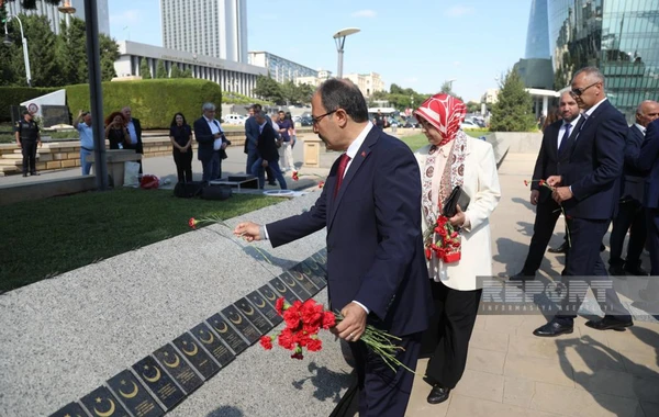​Zəfər Günü münasibəti ilə Bakıdakı Türk şəhidliyi abidəsi ziyarət olunub - FOTO