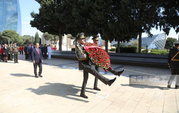 ​Zəfər Günü münasibəti ilə Bakıdakı Türk şəhidliyi abidəsi ziyarət olunub - FOTO